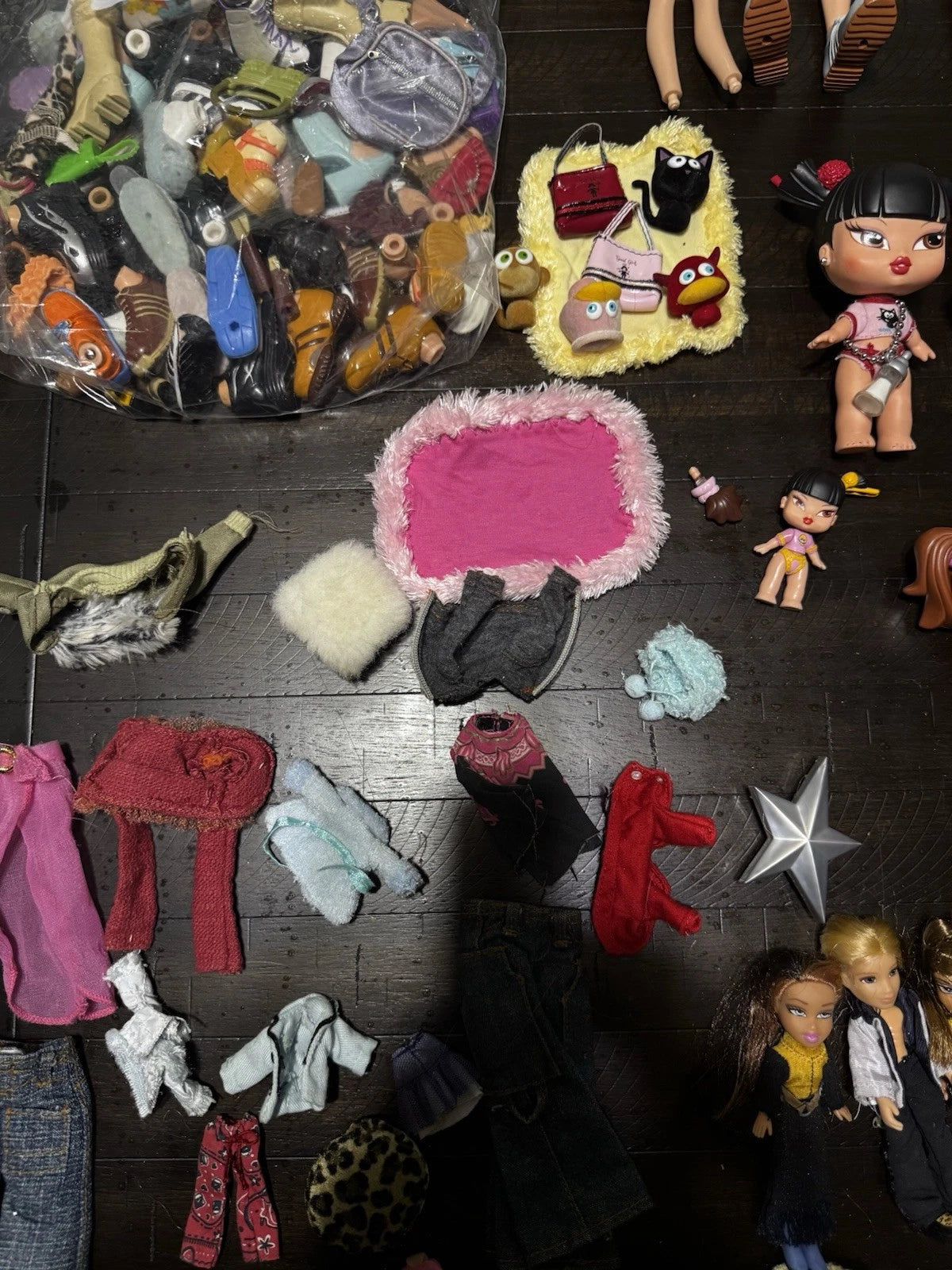 Massive 2001 Lot Vintage Rare Bratz Dolls Clothing Accessories & Shoes. 75 Dolls